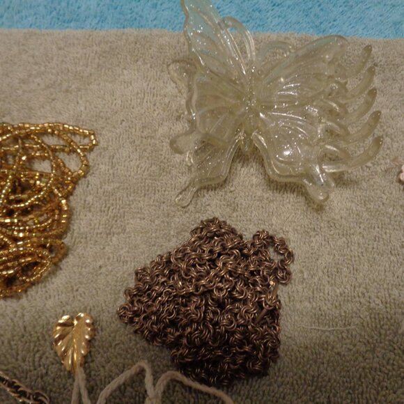 VINTAGE DOILYS RIBBON & JEWELRY PARTS AND BEADS ETC. LOT - Picture 7 of 13